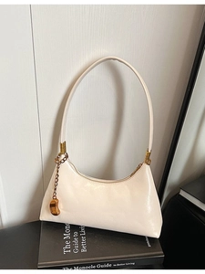 Schicke cremeweiße Hobo-Schultertasche in Halbmondform mit goldenem Bohnen-Anhänger
