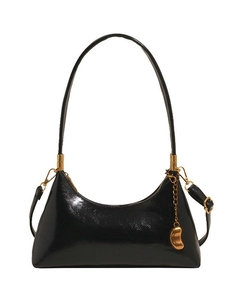 Glänzende schwarze Halbmond-Schultertasche mit goldener Kette und Metallanhänger-Detail