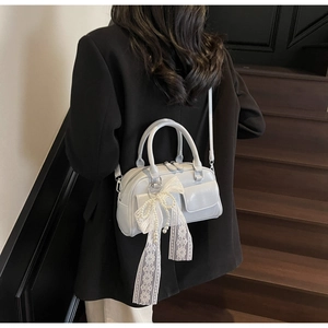Sac Boston rétro bleu clair avec breloque nœud en dentelle blanche et perles