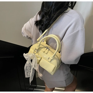 Sac bowling jaune crème en similicuir avec nœud en dentelle et bandoulière
