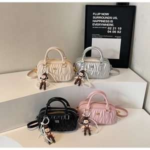 Bolsos acolchados en cuatro colores con colgantes lindos y correas de hombro extraíbles