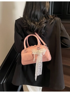 Sac bowling rose brillant vintage avec nœud en dentelle et chaîne perle sur mannequin