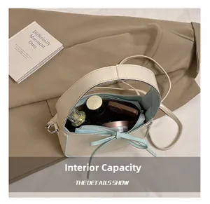 Détail de l'intérieur du sac seau minimaliste montrant la grande capacité pour accessoires