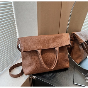 Detailaufnahme der karamellbraunen Shopper-Tasche aus hochwertigem Leder mit Klappe