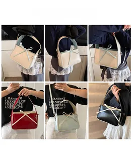Collage de modèles portant divers sacs seaux bicolores ornés de nœuds élégants