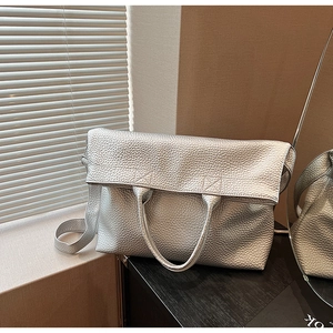 Silberne Tote-Tasche aus Leder mit Lychee-Narbung, Tragegriffen und Schultergurt-Details