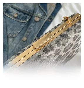 Macro di borsa da sera con stampa leopardata argento e chiusura a scatto dorata