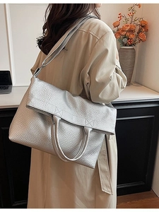 Minimalistische silberne Tragetasche aus Leder mit modernem Design für den urbanen Look