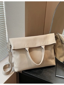 Beigefarbene Shopper-Tasche mit Lychee-Struktur, Griffen und verstellbarem Schultergurt