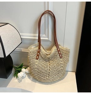 Détail d'un sac cabas en paille avec poignées en cuir marron et doublure intérieure