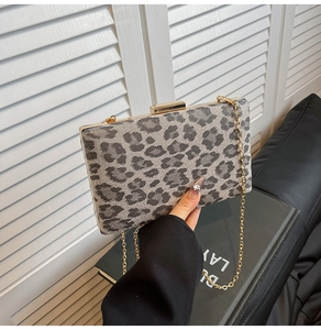 Dettaglio della pochette vintage leopardata con cornice dorata e tracolla a catena