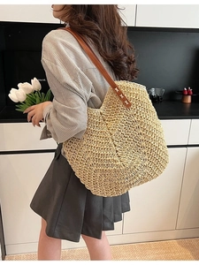 Grand sac cabas en paille tissé main avec lanières en cuir marron pour look d'été