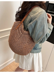 Sac hobo en paille tressée marron foncé avec bandoulière en cuir pour la plage d'été