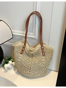 Sac cabas minimaliste en paille tissée beige avec bretelles en similicuir marron et tulipes