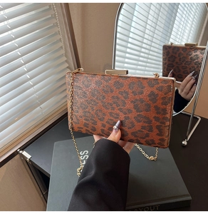 Dettaglio borsa leopardata con montatura in metallo dorato e tracolla a catena