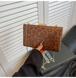 Dettaglio della pochette vintage leopardata con catena dorata e chiusura in metallo chic