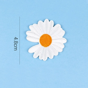 Selbstklebender weißer Gänseblümchen-Stickaufnäher 4.8cm für DIY-Kleidung und Taschen