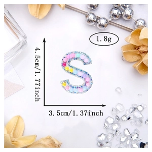 Λεπτομέρεια macro από το γράμμα S με στρας, πολύχρωμα μαργαριτάρια και ύψος 4,5cm