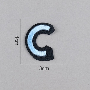 Détail de l'écusson lettre C brodé bleu et noir de 4cm pour vêtements personnalisés