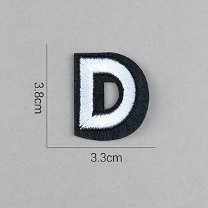 Vue macro de l'écusson brodé lettre D de 3,8 cm de haut pour décoration de vêtements DIY