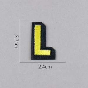 Vue détaillée de la taille de l'écusson brodé lettre L jaune de 3,7 cm de haut et 2,4 cm de large