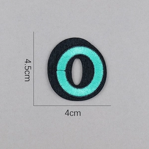 Détail de l'écusson brodé lettre O montrant les coutures précises et la taille de 4,5 cm