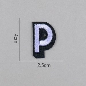 Vue détaillée de l'écusson brodé lettre P, taille 4cm x 2,5cm pour décoration DIY