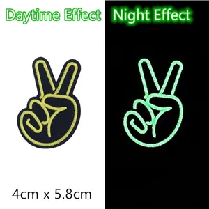 Leuchtender Siegeshand-Stickaufnäher zeigt Tag-Nacht-Kontrast in der Größe 4 cm x 5,8 cm