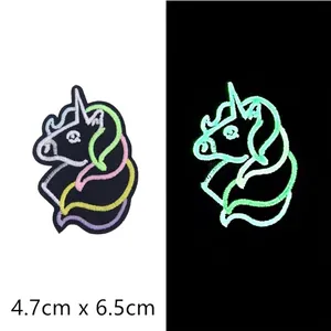 Leuchtender Einhorn-Stickaufnäher mit Tag- und Nacht-Leuchteffekt, Größe 4,7x6,5 cm