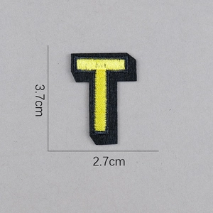 Détail de l'écusson brodé lettre T noir et jaune mesurant 3,7x2,7 cm pour vêtements