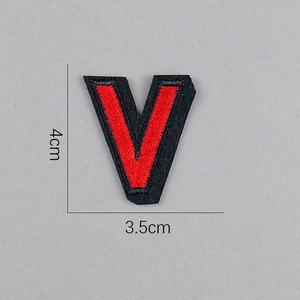Détail de l'écusson brodé lettre V rouge et noir avec dimensions 4cm x 3.5cm pour sacs