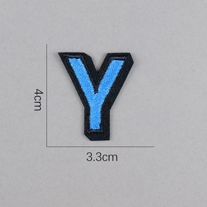 Détail de l'écusson brodé lettre Y bleue montrant les dimensions de 4cm x 3,3cm