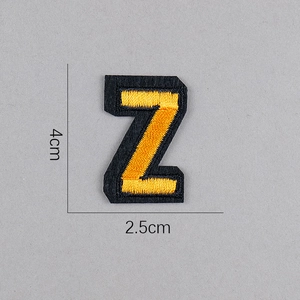 Détail de l'écusson brodé lettre Z jaune avec dimensions précises de 4 cm x 2,5 cm