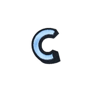 Patch brodé lettre C bleu ciel avec bordure noire pour décoration de vêtements