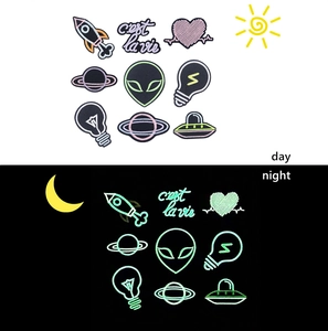 Écussons Brodés Espace Phosphorescents Extraterrestre Fusée OVNI Planète Autocollants en Tissu Applique DIY pour Vêtements Sac à Dos