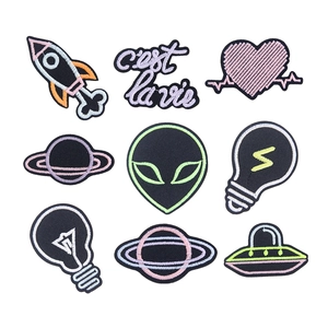 Lot de 9 écussons brodés fluorescents avec motifs espace, OVNI et texte C'est la vie
