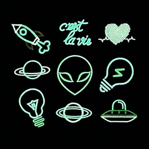 Lot d'écussons brodés fluorescents avec motifs d'extraterrestres et planètes