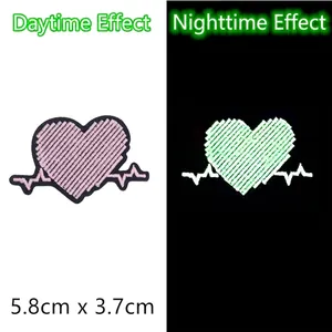 Écusson brodé cœur battant lumineux pour déco DIY, 5.8x3.7cm brille dans le noir