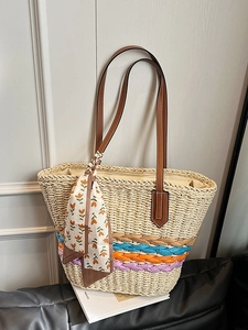Borsa in paglia intrecciata a mano con motivi colorati e manici in pelle marrone