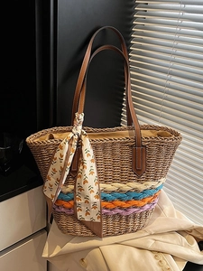 Borsa tote in paglia intrecciata a mano con strisce colorate, manici in pelle e foulard