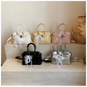 Detailed display of fashionable crossbody bags in five colors with lace pearl charms