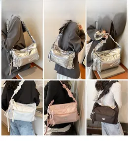 Sac seau en nylon matelassé avec cordon de serrage et bandoulière froncée en divers tons