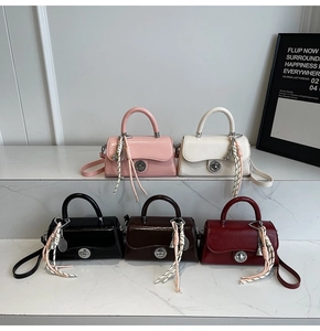 Sacs à main chic en cuir verni en cinq couleurs avec fermoirs rotatifs argentés