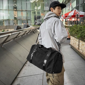 Sac de sport étanche en nylon avec logo latéral présenté dans un cadre urbain moderne