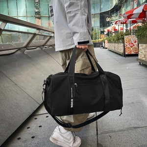 Gros plan d'un sac de sport noir imperméable avec sangle réglable en décor urbain