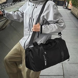 Photo de rue d'un sac de sport noir imperméable avec bandoulière à texte imprimé