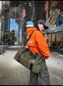 Détail du sac de sport étanche vert armée avec sangle et logo de marque NOCO