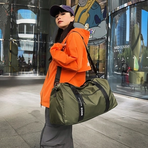Détails du sac de voyage vert armée avec sangles renforcées et texte motivant pour le sport