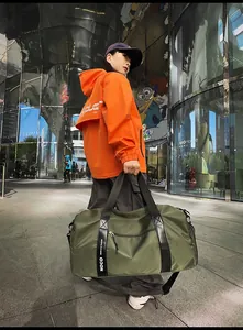 Détails du sac de fitness vert olive étanche en nylon avec logo NOCO sur les sangles