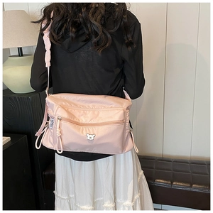 Sac bandoulière en nylon rose avec bandoulière froncée et détail de badge ours mignon